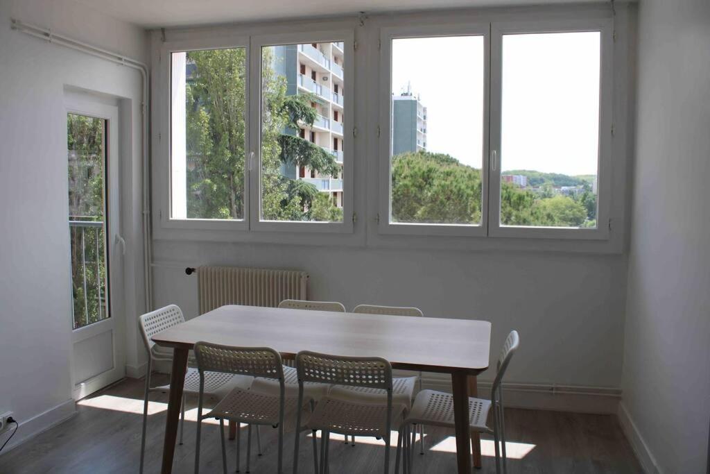 Apartment Au Pied Du Metro. *