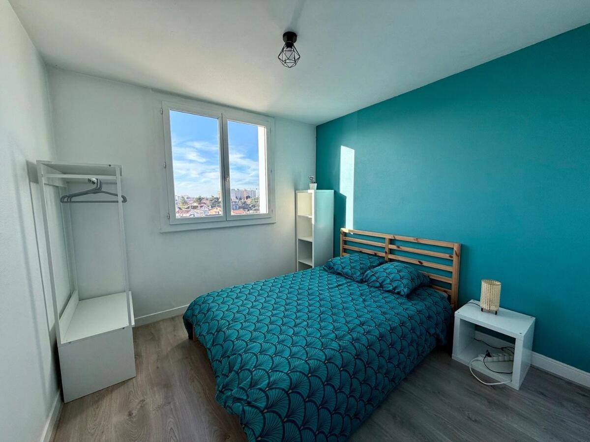 Apartment Au Pied Du Metro. *
