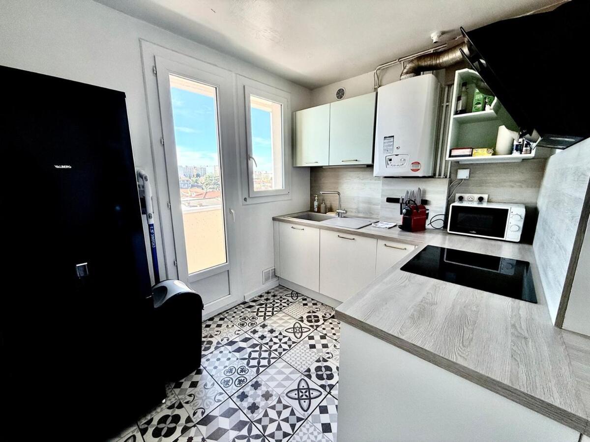 Au Pied Du Metro. Apartment