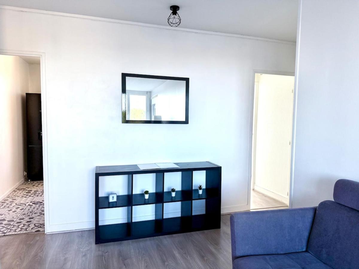 Apartment Au Pied Du Metro. *